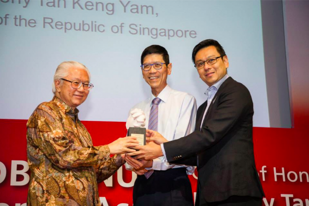 DBS-NUS Social Venture Challenge Asia 2014 President Dr. Tony Tan receiving a token of appreciation